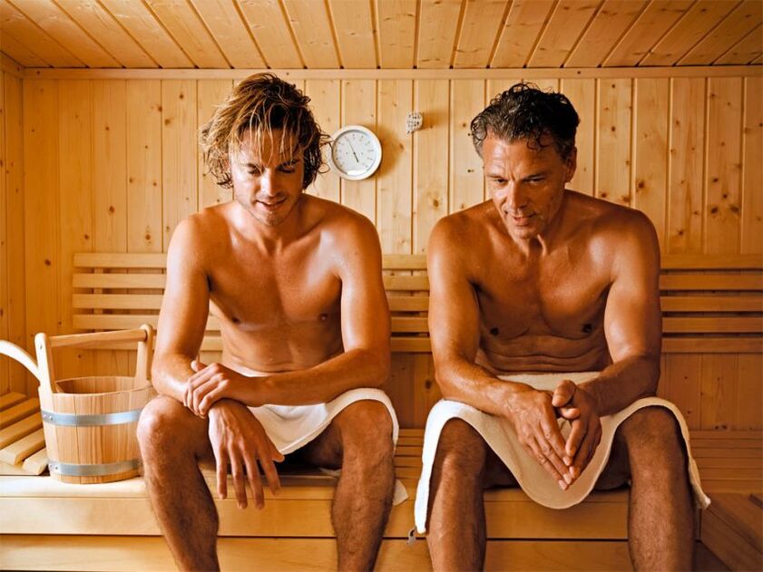 Männer gehen zur Behandlung von Prostatitis in die Sauna